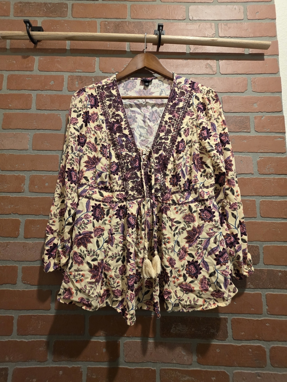 Torrid Boho Floral V-Neck Tie-Front Tunic Top in Cream and Purple Size 00 Sku 63